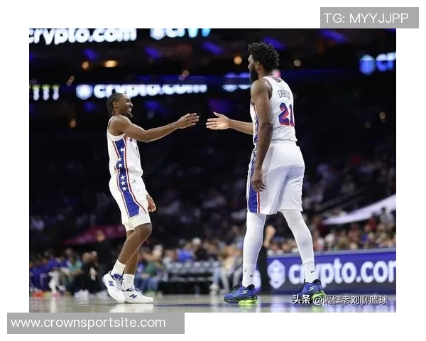 埃奇库姆倒地抢断展现速度76人迅速暂停保护球权 埃奇库姆倒地抢断展现速度76人迅速暂停保护球权